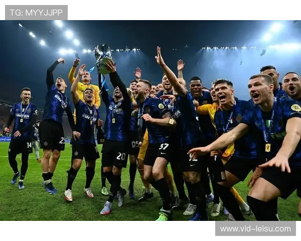 AC米兰训练课重点演练定位球攻防,备战关键战役 AC米兰训练课重点演练定位球攻防,备战关键战役