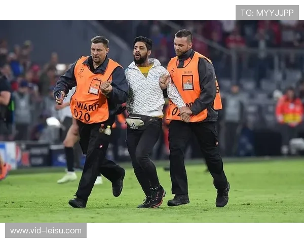 小球迷闯入赛场求合影,保安温和劝离 小球迷闯入赛场求合影,保安温和劝离